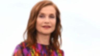 Isabelle Huppert w kolorowej stylizacji na sesji w Cannes. Aktorka wygląda pięknie