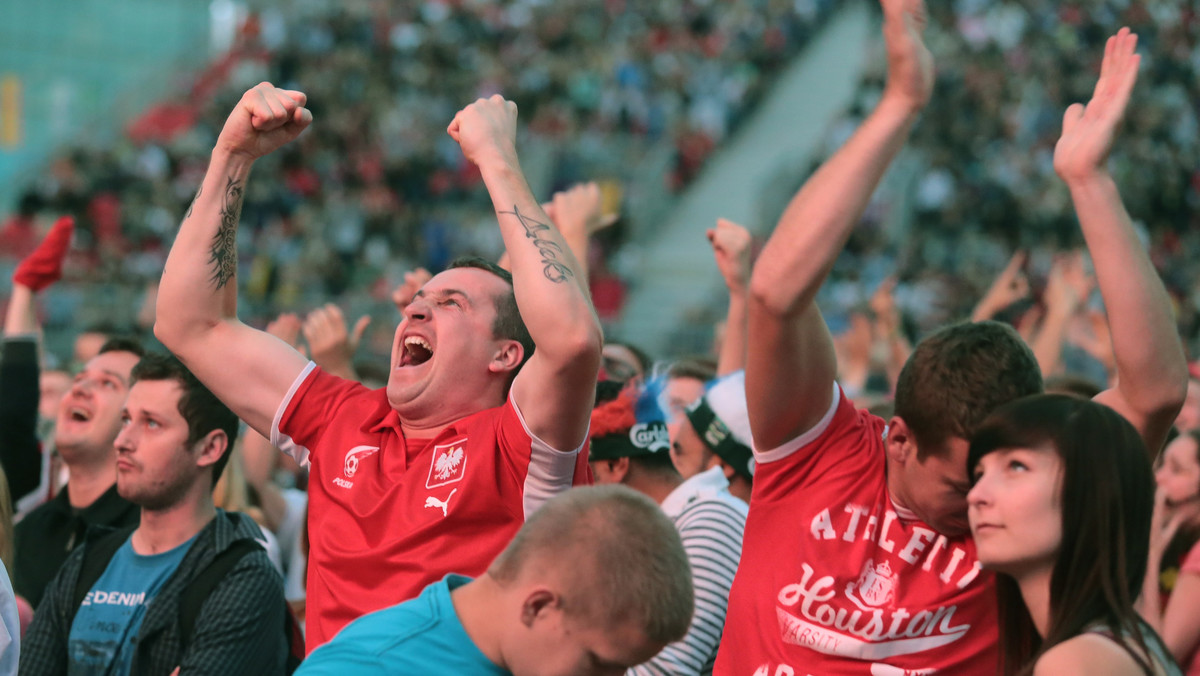 30 proc. Polaków jest zadowolonych z rozwoju sytuacji w kraju - wynika z najnowszego sondażu Centrum Badania Opinii Społecznej. W ciągu ostatniego miesiąca wskaźnik ten wzrósł aż o 10 punktów procentowych. Zdaniem ekspertów to zasługa rozgrywek Euro 2012, które wywołały społeczną mobilizację Polaków.