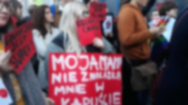 "Hańba, posłowie szykują piekło kobiet". W Poznaniu protestowali przeciwko karaniu edukatorów seksualnych