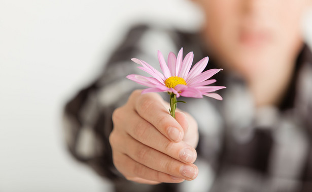 Hojność, podarowanie kwiatka