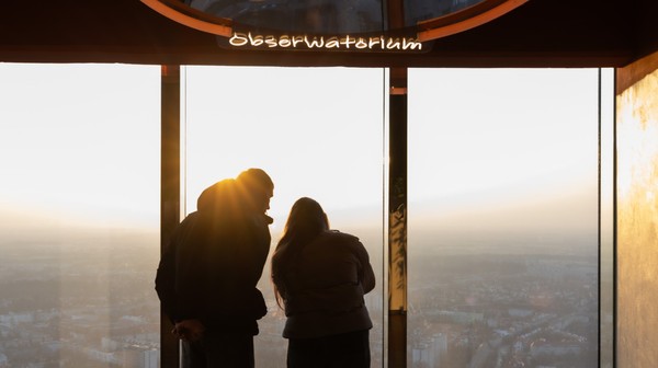 Każdy uczestnik z pakietem „Wrocław w Chmurach będzie mógł wjechać na 49. piętro Sky Tower i podziwiać panoramę regionu z najwyższego punktu widokowego w Polsce.