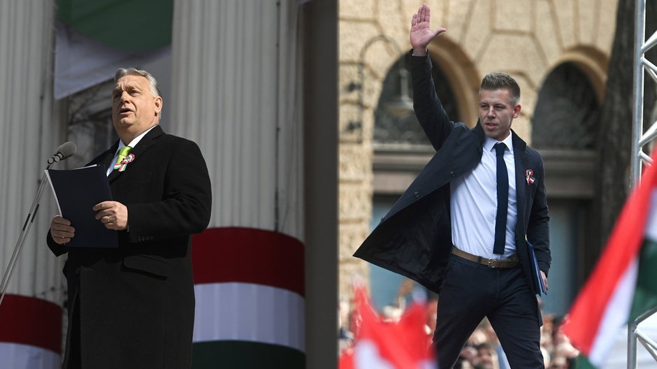 Po lewej premier Węgier Viktor Orban wygłasza przemówienie na schodach Węgierskiego Muzeum Narodowego w Budapeszcie, 15 marca 2024 r. Po prawej Peter Magyar, były mąż byłej minister sprawiedliwości Judit Vargi, podczas ogłoszenia powstania ruchu, który zamierza przekształcić w partię polityczną, 15 marca 2024 r.