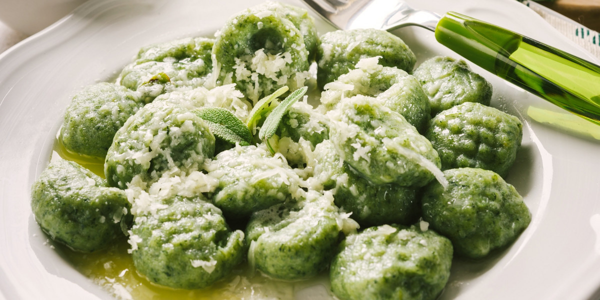 Zielone kopytka zrobisz z dwóch składników – brokuła i mąki.