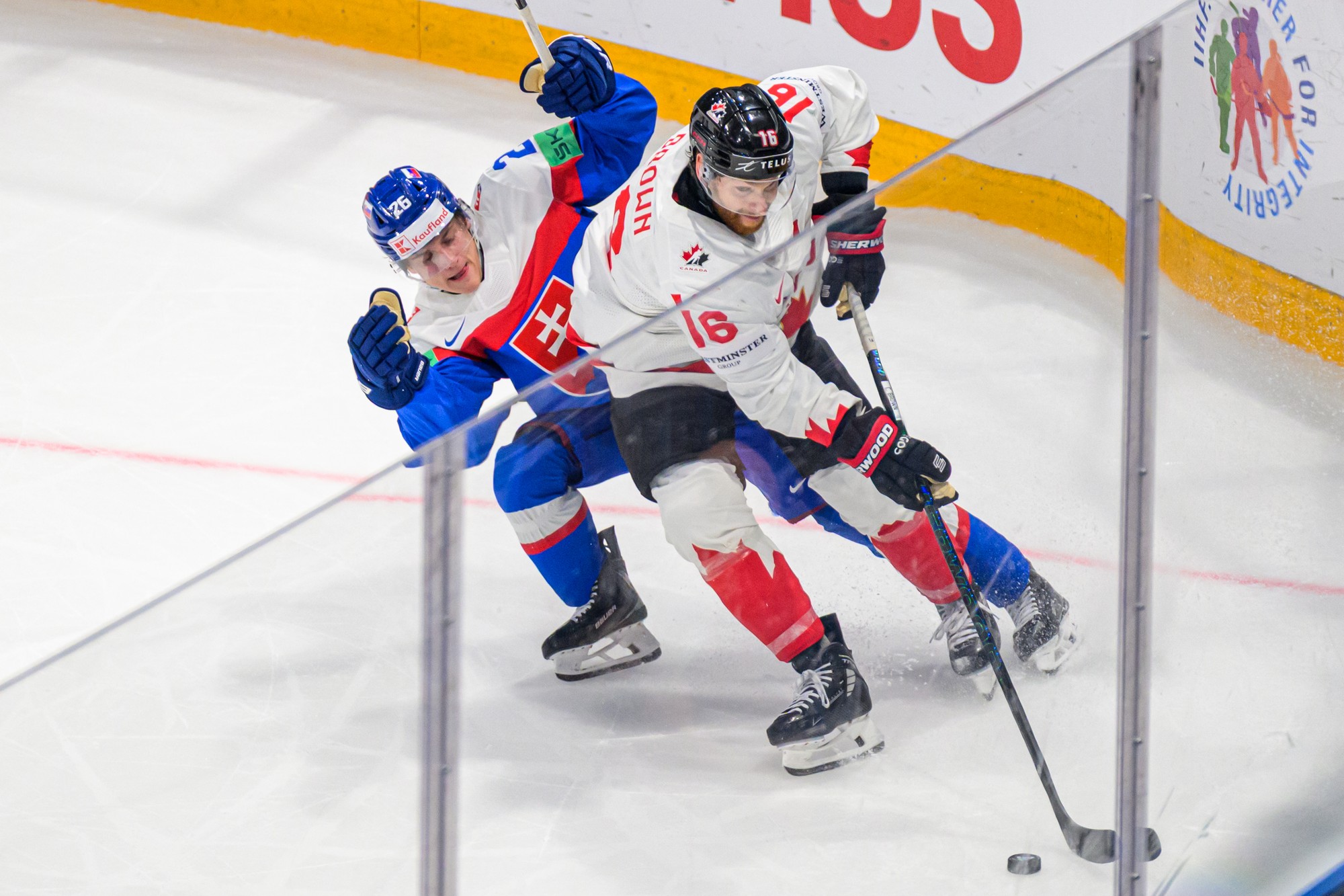 Zľava Luka Radivojevič (Slovensko) a Connor Brown (Kanada). 