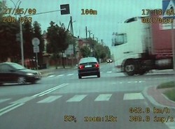 Bezmyślny kierowca wjechał wprost pod tira