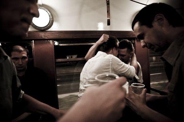 • Fotoreportaż - I miejsce w kategorii ŻYCIE CODZIENNE

Autor: Damian Kramski, „Gazeta Wyborcza Trójmiasto”
Gdańsk. Wieczór kawalerski zorganizowany w wynajętym zabytkowym tramwaju.
7 sierpnia 2008