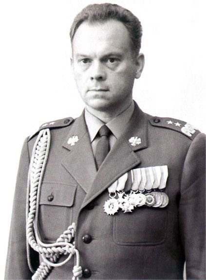 Prof. Sylwester Kaliski w mundurze generalskim (fot. ze zbiorów Zespołu Szkół Technicznych im. gen. prof. S. Kaliskiego w Turku)