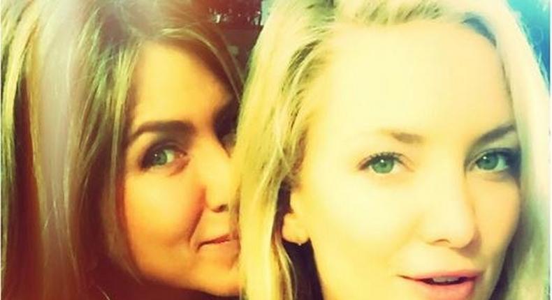 Kate Hudosn and Jennifer Aniston pose for an all-girls selfie onset of 'Mother's Day'