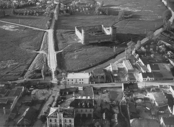 Ciechanów w latach 70., widoczny m.in. miejscowy zamek (domena publiczna).