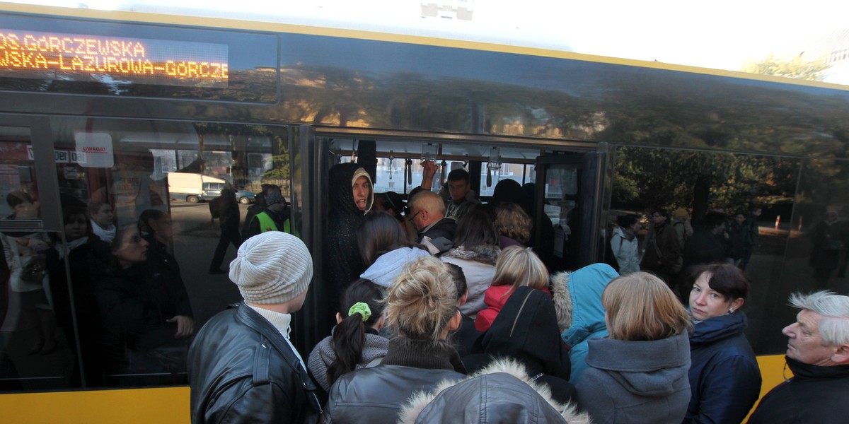 Tłok na przystanku autobusowym