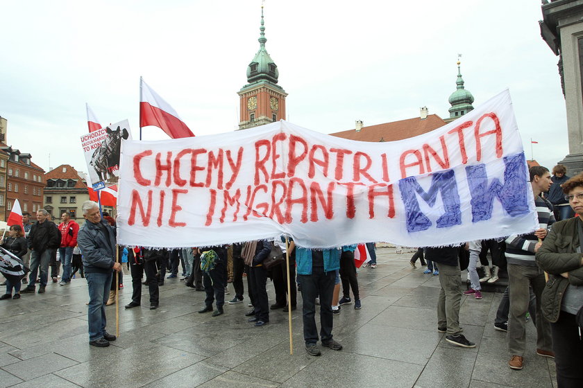 Około 500 osób przyszło na plac Zamkowy. Manifestują przeciwko imigrantom