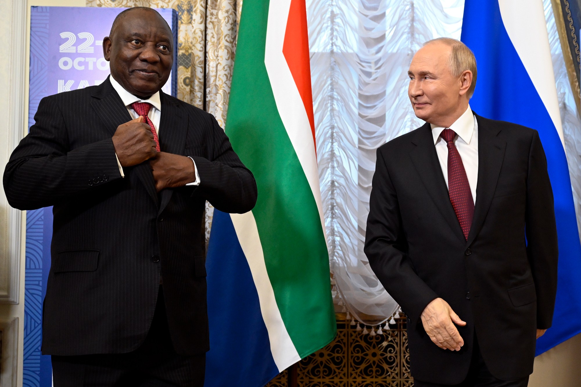 Juhoafrický prezident Cyril Ramaphosa a ruský prezident Vladimir Putin.