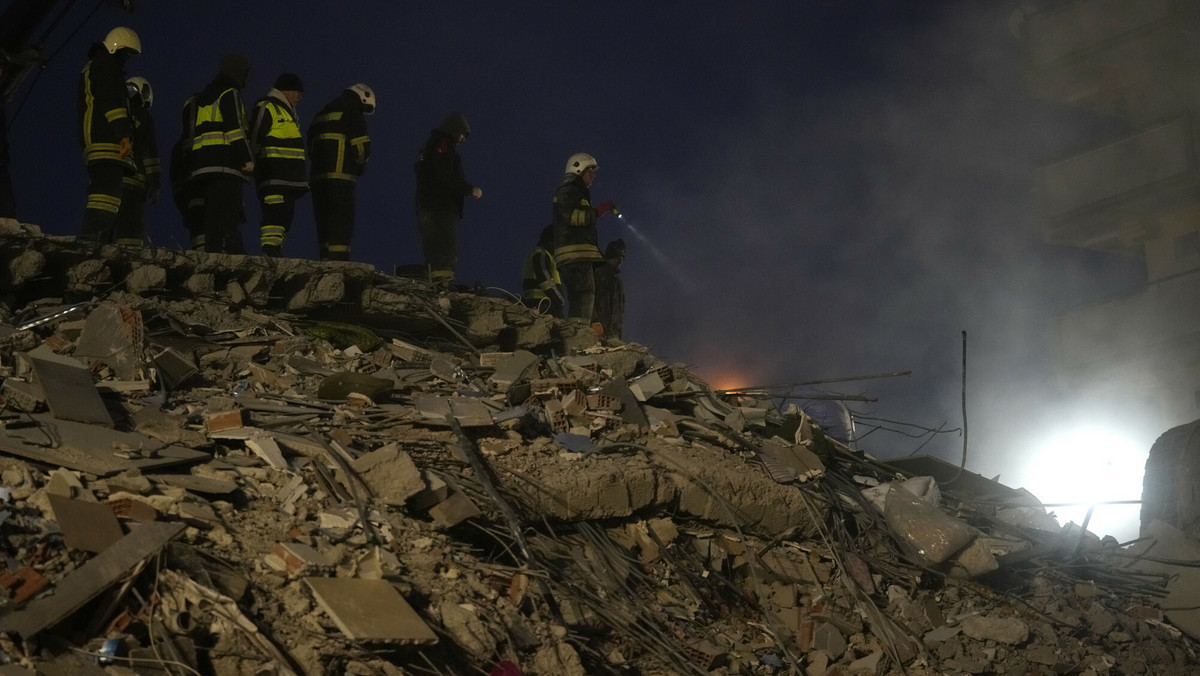 Polscy strażacy w Turcji wydobyli spod gruzów 13-letnią dziewczynkę