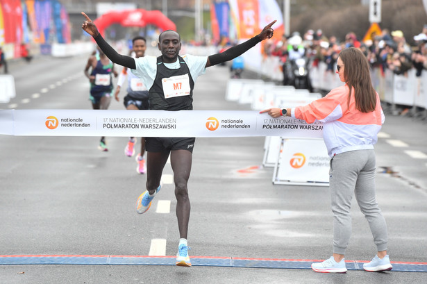 Kenijczyk Abraham Kasongwor Akopesha jako pierwszy mija linię mety 17. Nationale-Nederlanden Półmaratonu Warszawskiego