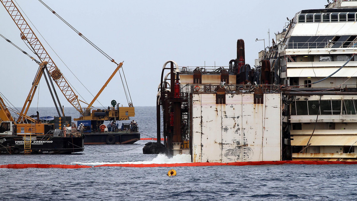 Wrak statku Costa Concordia opuści wyspę Giglio we wtorek - ogłosiła włoska Obrona Cywilna. Rozpoczęcie operacji transportu zniszczonego w katastrofie wycieczkowca do portu w Genui opóźniono o jeden dzień ze względu na warunki meteorologiczne.