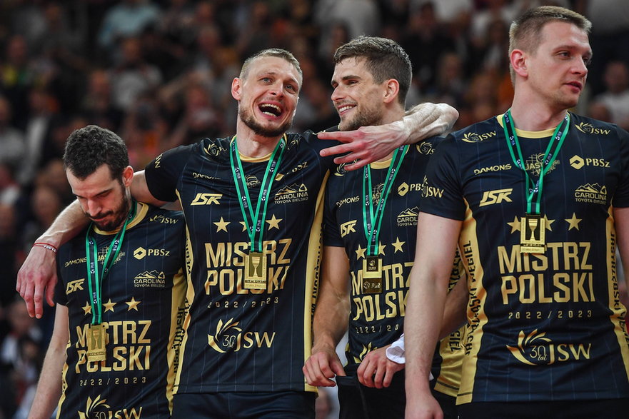 Gładyr wywalczył trzecie mistrzostwo Polski w karierze. Tytuł zdobyty 10 maja to drugie złoto z Jastrzębskim Węglem. Na koniec sezonu 2015/16 świętował mistrzostwo w barwach ZAKS-y.