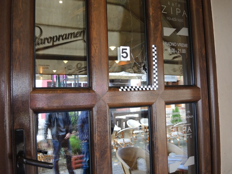 Rupe od metka u kafiću