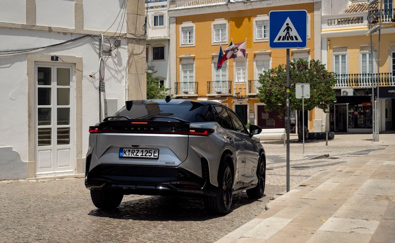 Nowy Lexus RZ 550e F SPORT