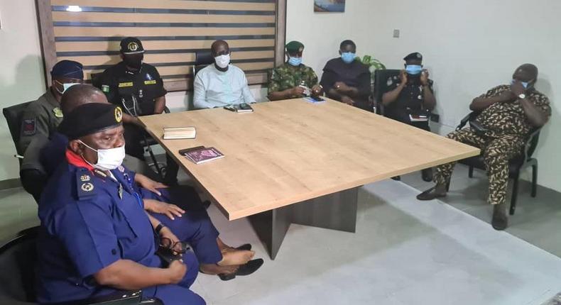 Governor Godwin Obaseki in a meeting with security chiefs in Edo state which include DIG Okoye, Commissioner of Police, Johnson Kokumo, the Commandant of the NSCDC, and the Director of DSS, among others. [Twitter/@GovernorObaseki]