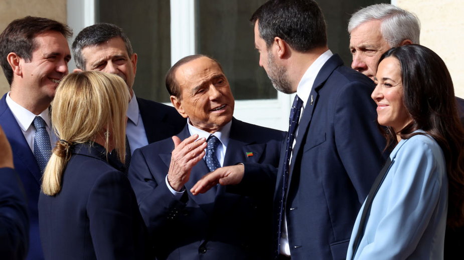 Dziś Silvio Berlusconi przeżywa drugą, a może już trzecią czy czwartą młodość. Chirurdzy plastyczni mają przy tym pełne ręce roboty, a efekty zbyt wielu zabiegów liftingujących są aż nadto widoczne.