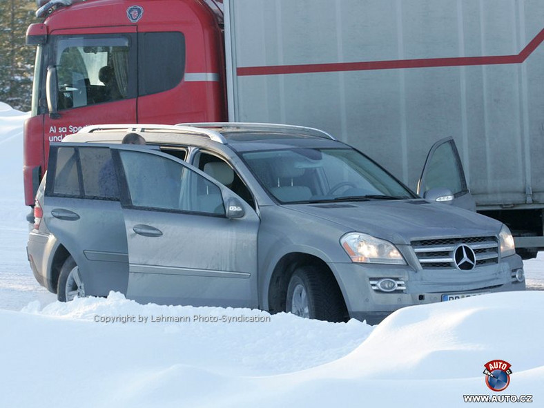 Zdjęcia szpiegowskie: Mercedes-Benz przygotowuje seryjne GL 420 CDI Bluetec i małe GLK.