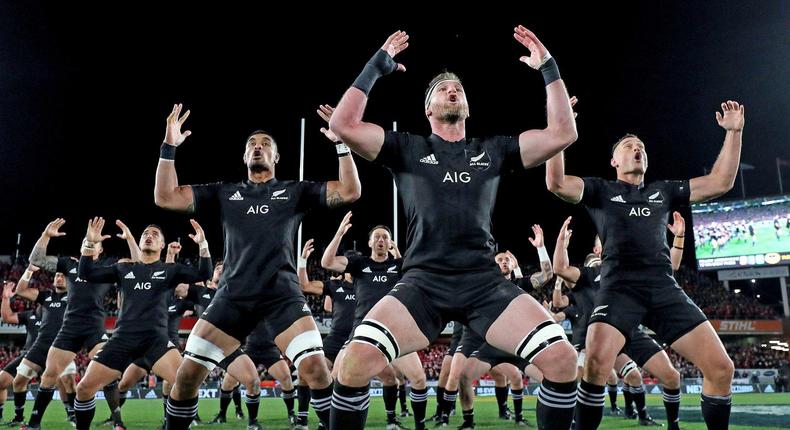 Les All Blacks faisant le Haka