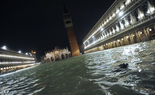 Setki milionów euro strat w Wenecji przez katastrofalną powódź. Szef MSZ Włoch apeluje o pomoc