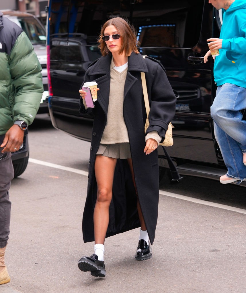 Hailey Bieber extramini Miu Miu szoknyáját Nicole Kidman is imádja