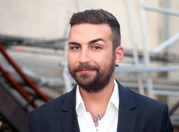 "Troje maloletne dece i vesele 40-te" Saša Kapor se skinuo, tetovaže pi celom telu