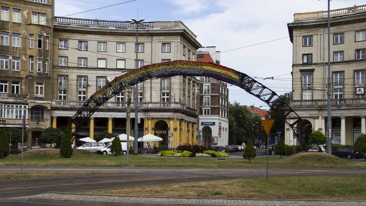 Po kilku tygodniach gruntownego remontu można oglądać w pełnej krasie tęczę na pl. Zbawiciela. 23 tysiące nowych kwiatów, nowa siatka zabezpieczająca, oczyszczona i pomalowana specjalną farbą konstrukcja stalowa – to wszystko kosztowało miasto 64 tysiące złotych.