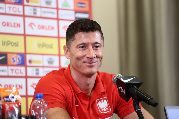 Kapitan kadry narodowej Robert Lewandowski podczas konferencji prasowej w Warszawie