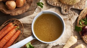 Przez tydzień piła bulion kolagenowy na śniadanie. Oto efekty