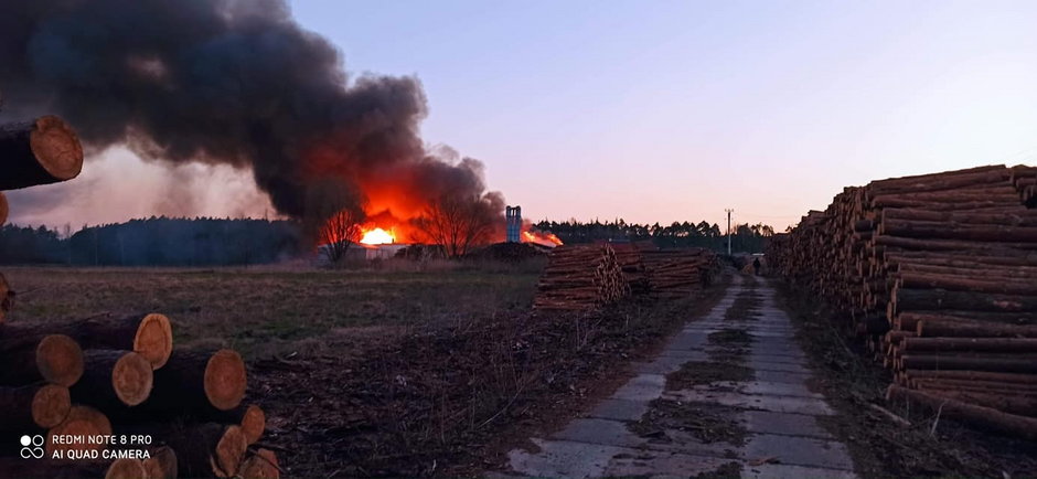 Pożar fabryki drewnianych palet w Pokrzywniakach