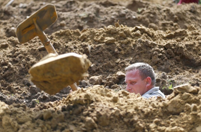 Zawody grabarzy w kopaniu grobów na czas