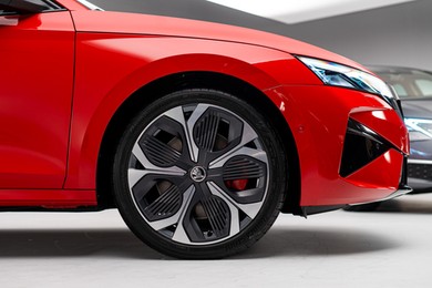 Nowa Skoda trzęsie rynkiem. Ma silnik 1.5 i pali 4,5 l na 100 km. Ile kosztuje?