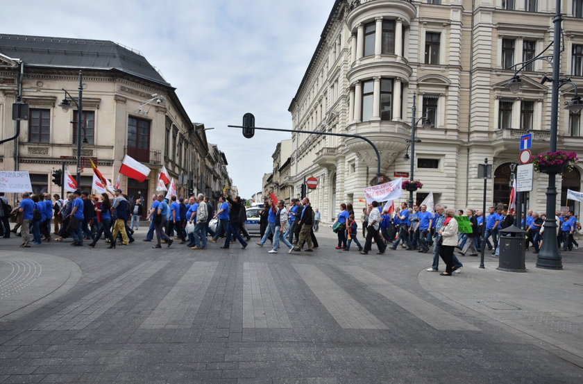 Pracownicy Wojskowych Zakładów Lotniczych manifestowali poparcie dla inwestycji Airbusa w Łodzi