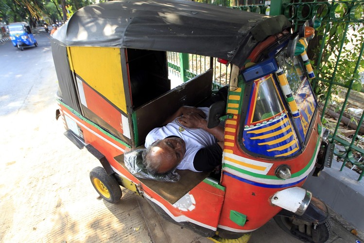 Trójkowłowa taksówka w Dżakarcie