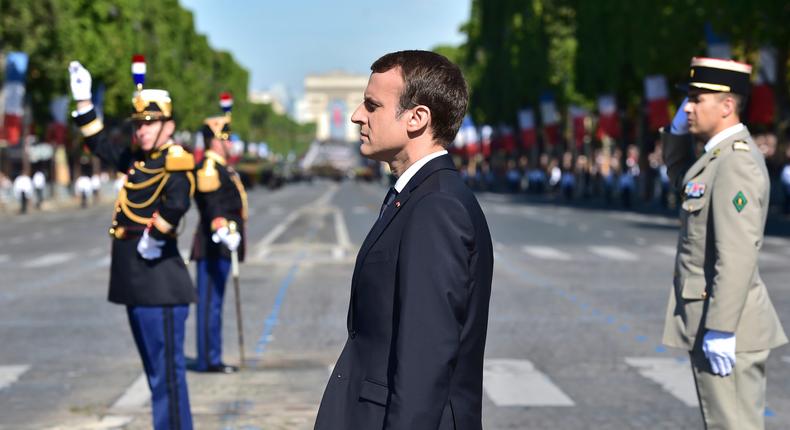 Le président français Emmanuel Macron au garde-à-vous lors du défilé du 14 juillet à Paris, le 14 juillet 2017.