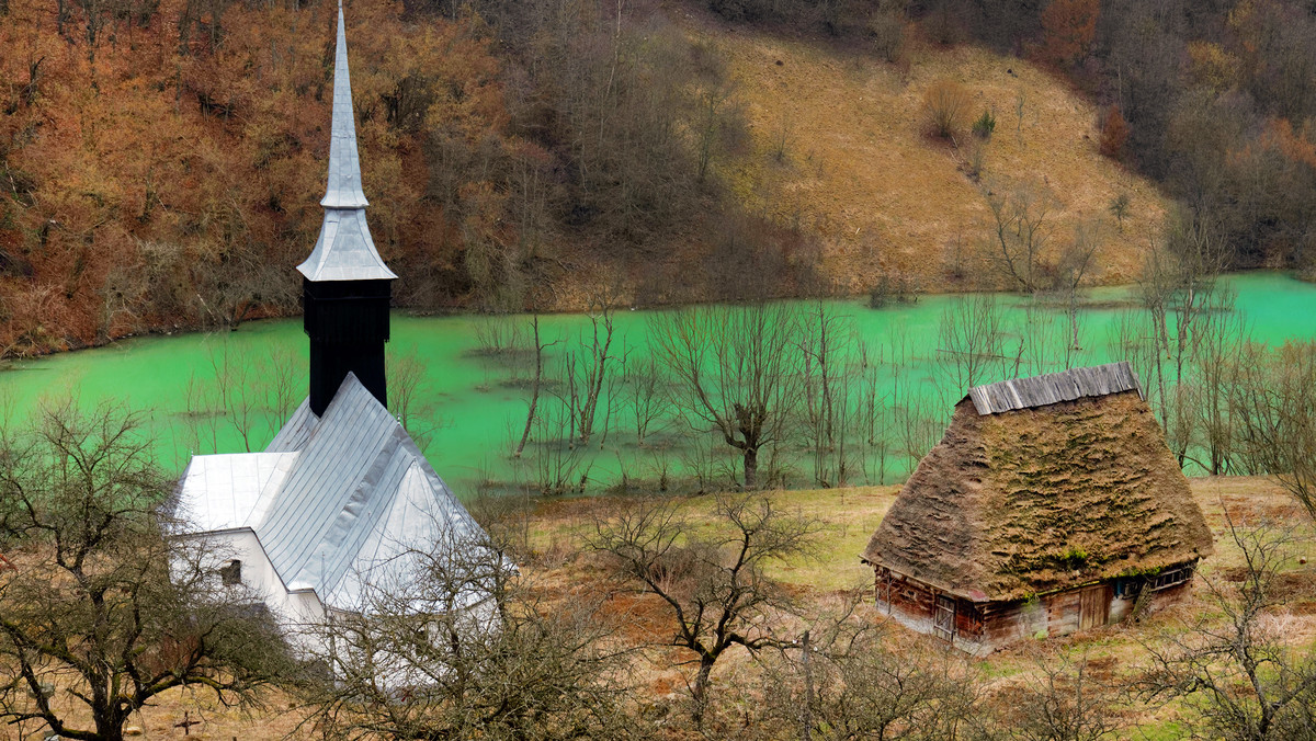 Geamana - rumuńska wioska zatopiona w "pięknym" toksycznym jeziorze