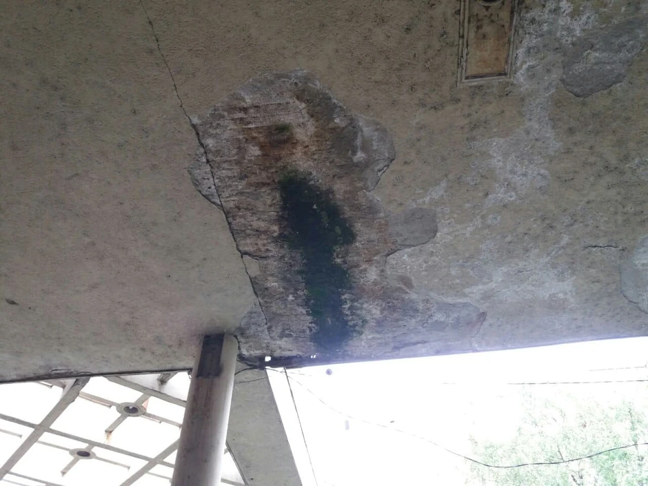 Plafon je u užasnom stanju mesecima