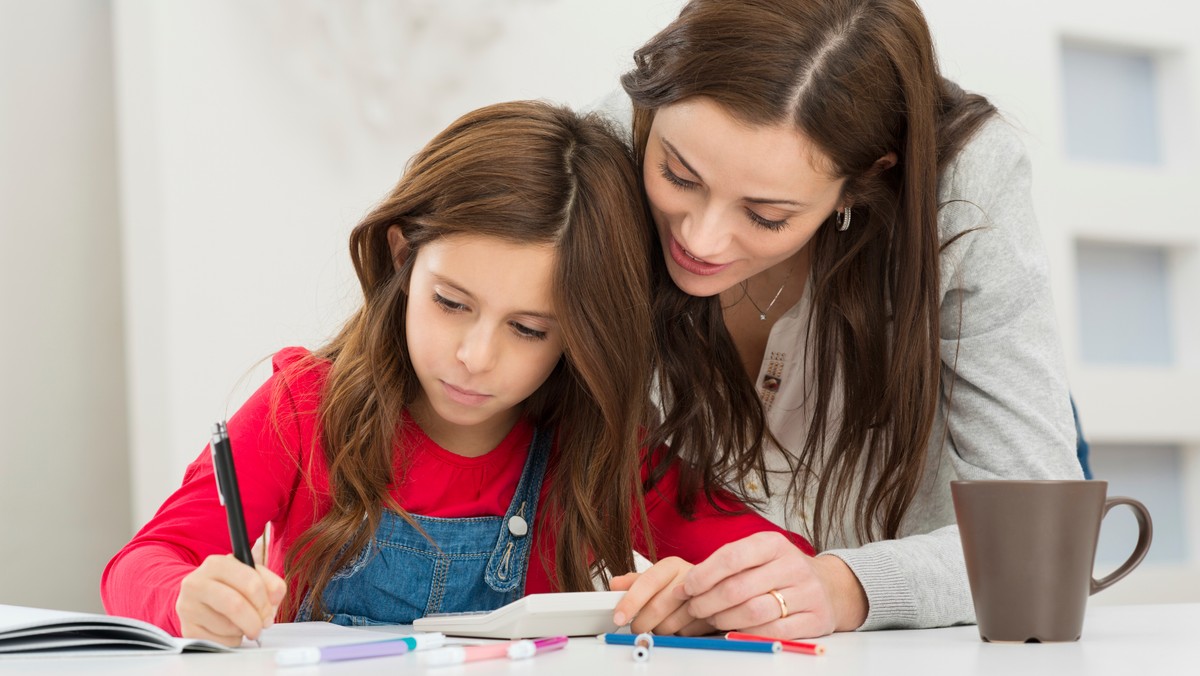 Dzięki nowemu projektowi edukacyjnemu dzieci Polaków mieszkających i pracujących za granicą będą mogli zdobyć wiedzę zgodną z polską podstawą programową. W ramach tego programu nauczycielami będą rodzice.