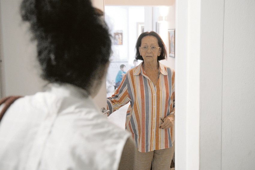 Baka, Olgina majka, zasad brine o deci koja su ostala bez oba roditelja