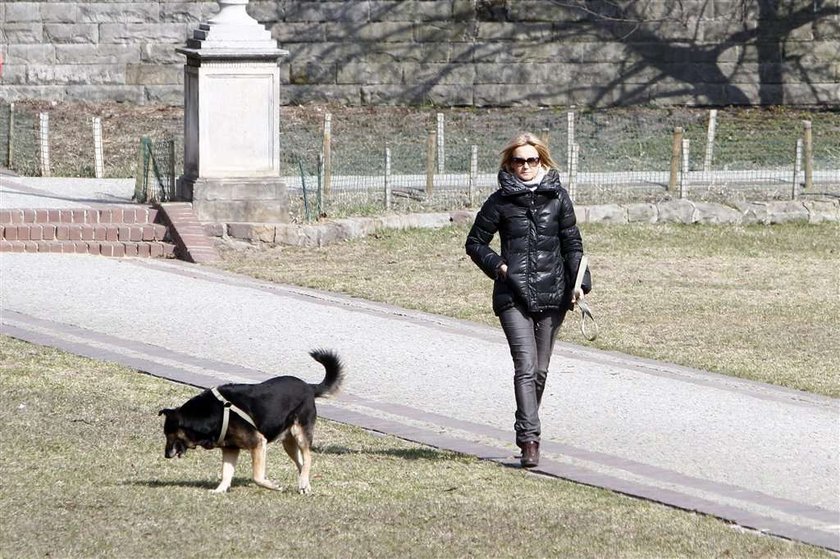 Torbicka sprząta po psie. Foto