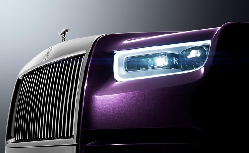 Nowy Phantom ma być najbardziej zaawansowanym technologicznie Rolls-Roycem w historii. Powstał w znacznej części z aluminium. Inżynierowie twierdzą, że konstrukcja auta jest lżejsza, sztywniejsza i cichsza. Ponoć jazda tym autem przypomina podróż latającym dywanem…