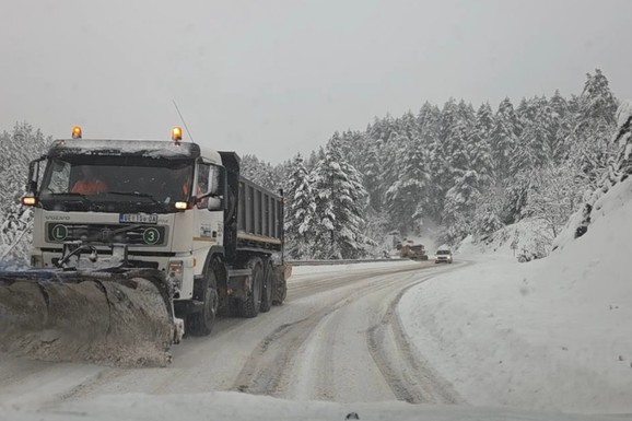 (VIDEO) ZABELELA SE SRBIJA! Sneg od jutros okovao OVE GRADOVE, zimske službe na terenu