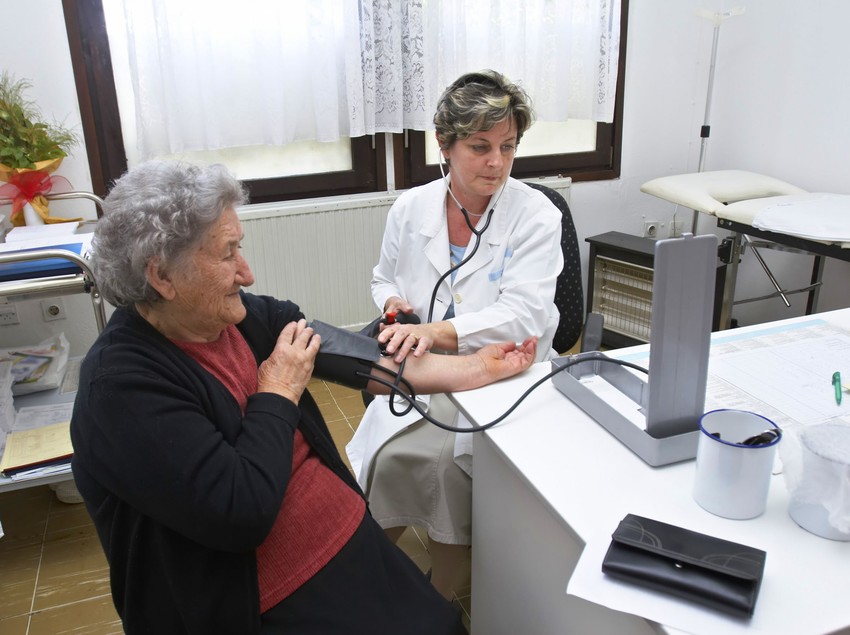 Mora prestati praksa da se jede hrana iz pekara i po ceo dan sedi ispred računara, upozoravaju lekari