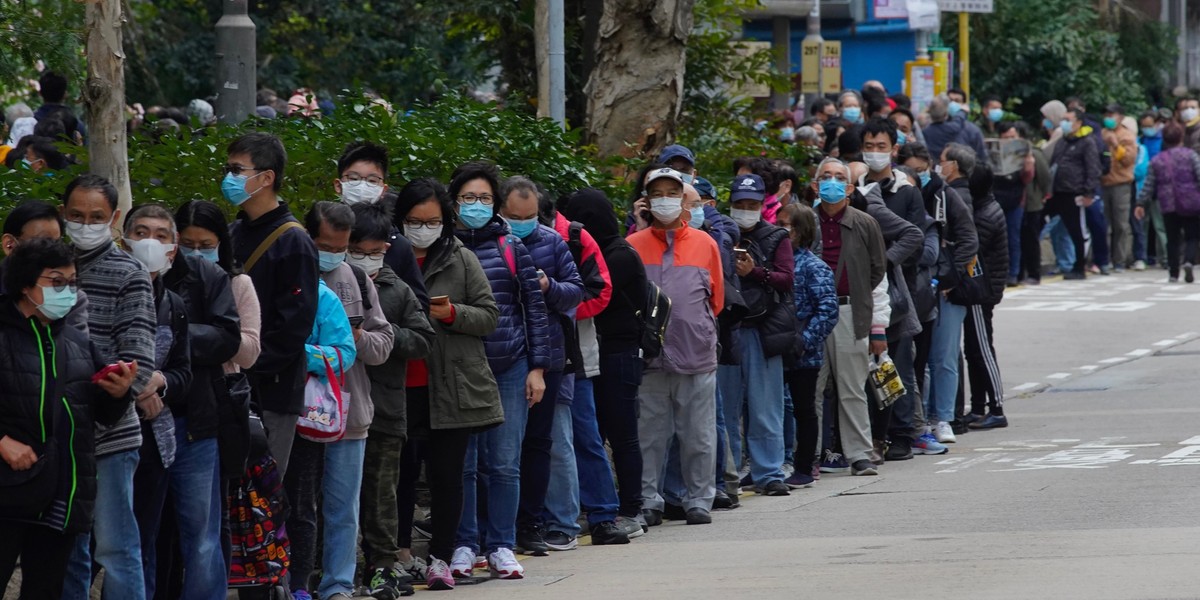 Epidemia koronawirusa wybuchła w grudniu 2019 r. w mieście Wuhan w środkowych Chinach. Według najnowszych danych ogłoszonych w środę przez władze chińskie liczba ofiar śmiertelnych koronawirusa w tym kraju wzrosła do 491.