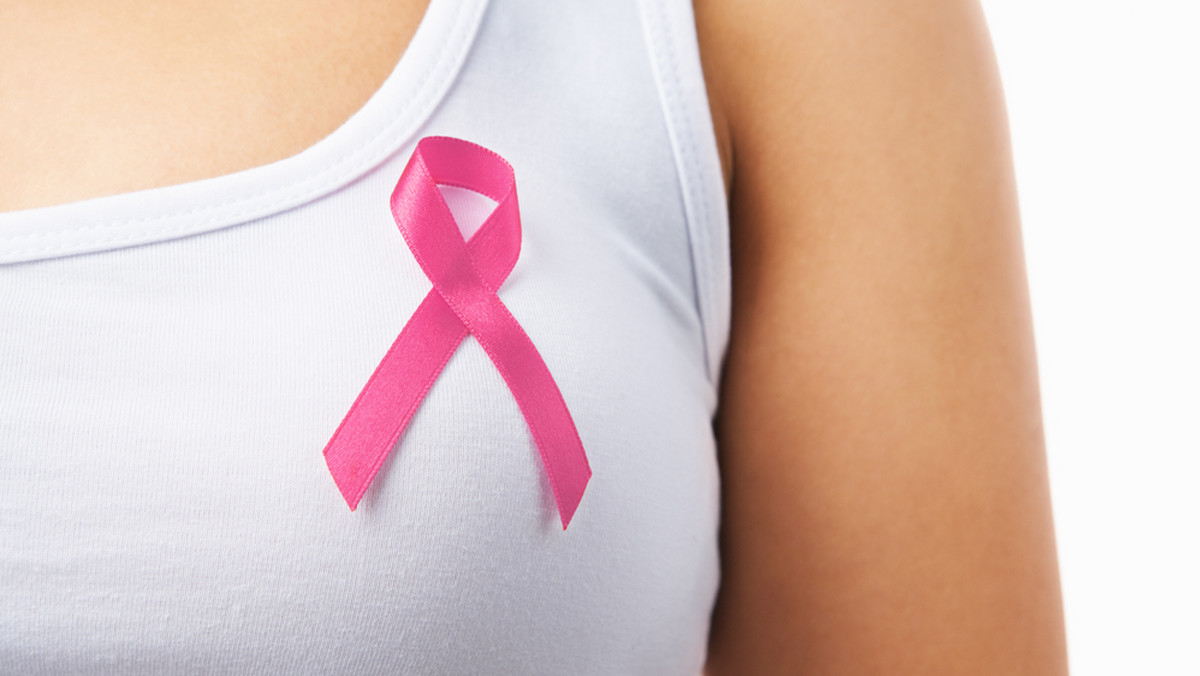 Każdego dnia w Polsce z powodu raka piersi umiera 13 kobiet – wynika ze statystyk. Na nowotwór choruje blisko pół miliona Polaków, a nowotwór piersi jest jednym z najczęściej występujących. W październiku, z okazji miesiąca walki z rakiem piersi w całym kraju organizowane są marsze i akcje profilaktyczne. Problem jest jeden: Polki nie chcą się badać.