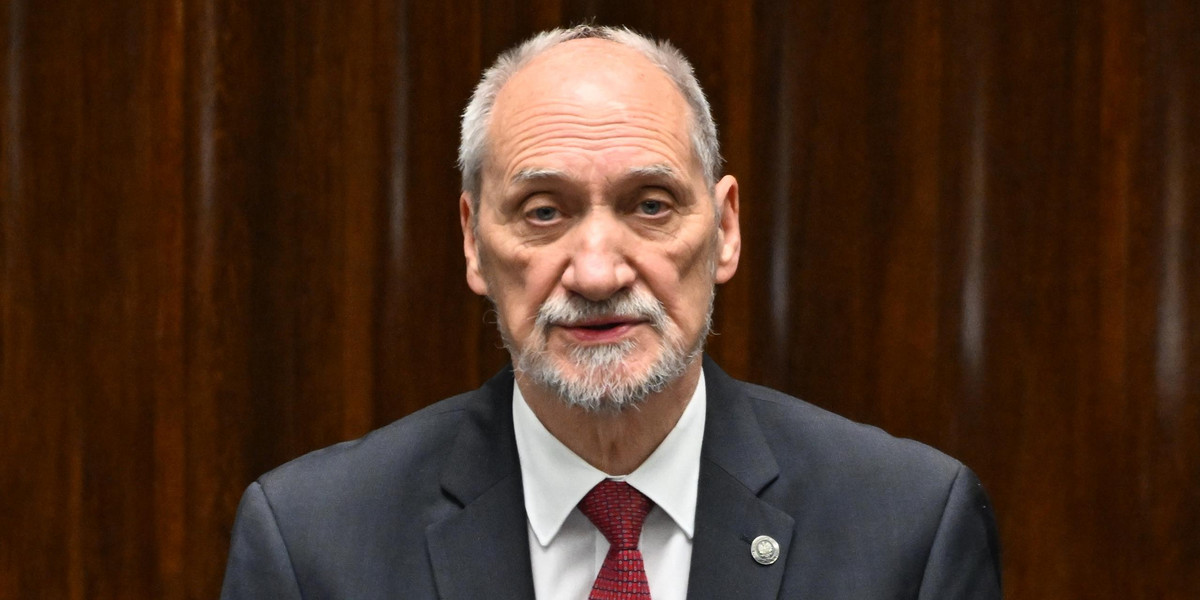 Podkomisja smoleńska zlikwidowana, ale Macierewicz nie odpuszcza.