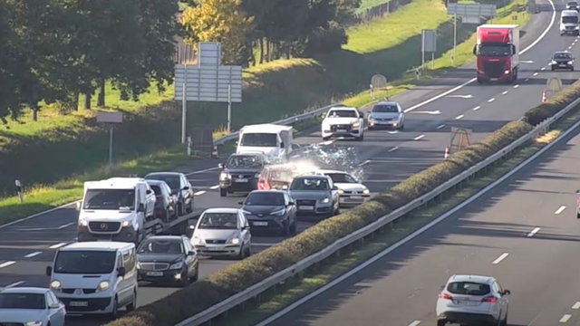 Fékezés nélkül rohant kocsisorba egy figyelmetlen sofőr az M1-esen - videón a sokkoló baleset